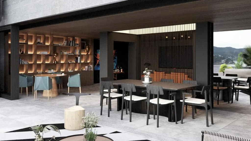 Varanda gourmet com mesa longa, painel ripado escuro e estante iluminada ao fundo.